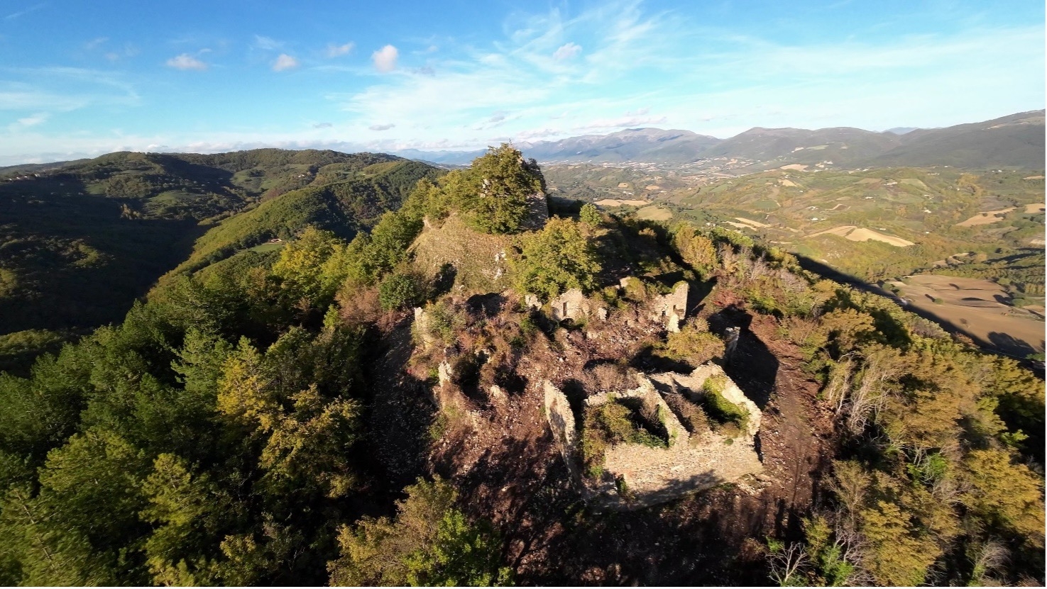 ROCCA DI POSTIGNANO IN VENDITA LUNGO LA STRADA FRANCESCANA ASSISI - NOCERA UMBRA